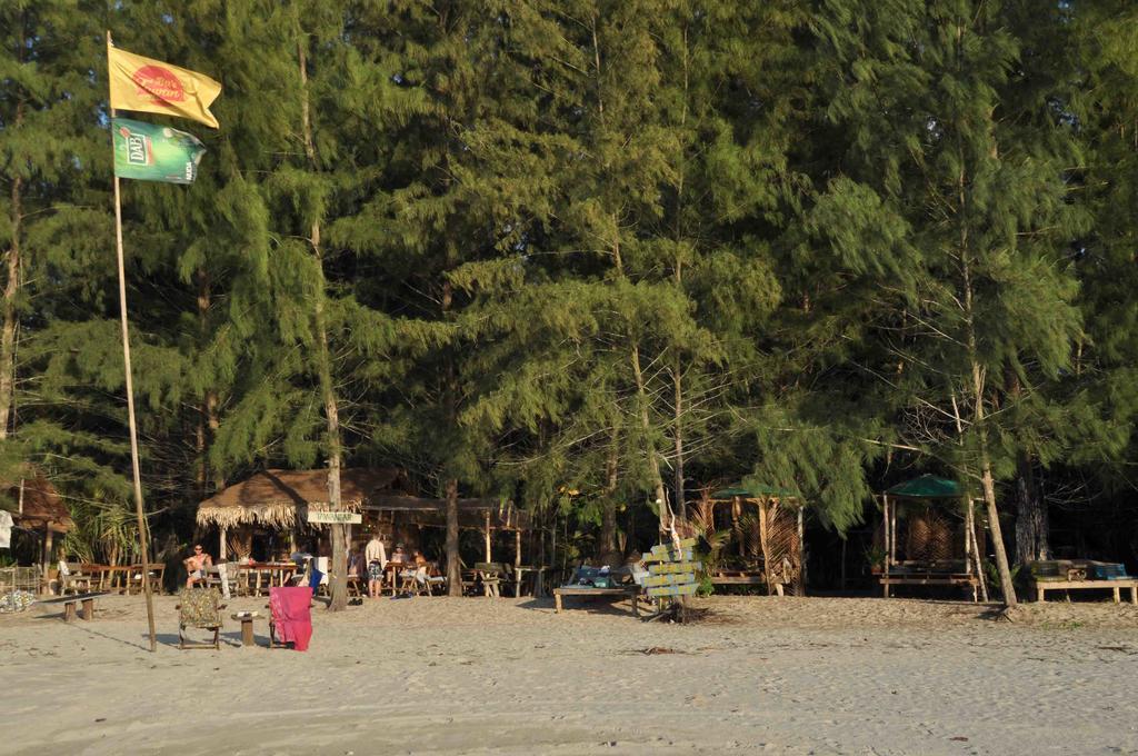 Tawan Bar And Bungalow Hotel Ko Phra Thong ภายนอก รูปภาพ