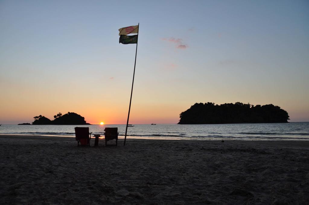 Tawan Bar And Bungalow Hotel Ko Phra Thong ภายนอก รูปภาพ