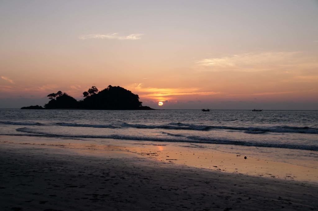 Tawan Bar And Bungalow Hotel Ko Phra Thong ภายนอก รูปภาพ