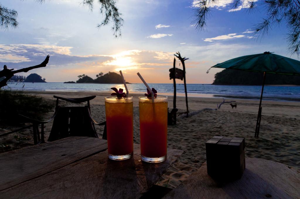 Tawan Bar And Bungalow Hotel Ko Phra Thong ภายนอก รูปภาพ