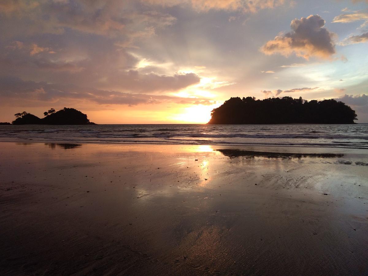 Tawan Bar And Bungalow Hotel Ko Phra Thong ภายนอก รูปภาพ