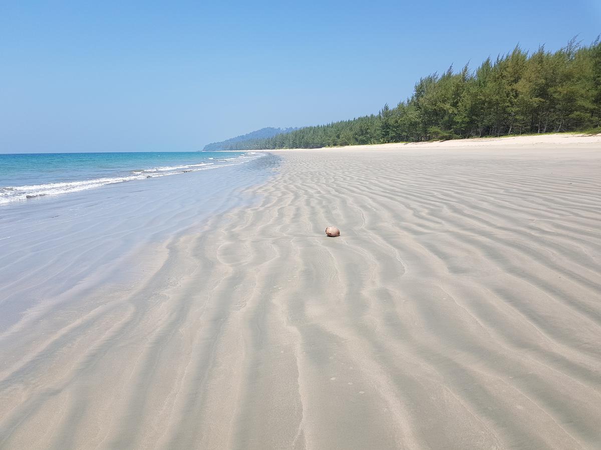 Tawan Bar And Bungalow Hotel Ko Phra Thong ภายนอก รูปภาพ
